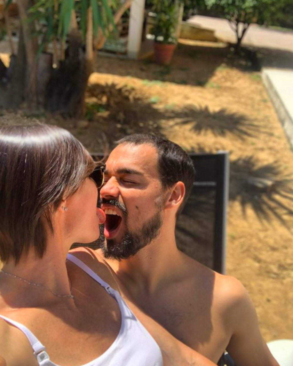 Flavia osedlala svojho žrebca a vznikli z toho veľmi šteklivé zábery.