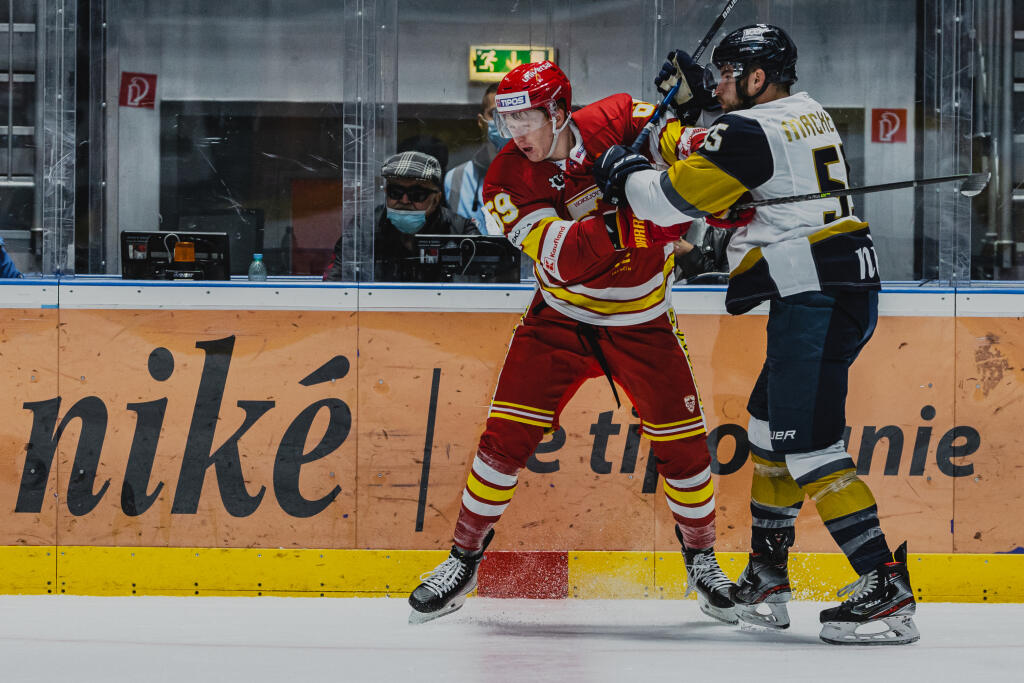 Na snímke Matt MacKenzie (Slovan) a Šimon Beták (Trenčín) počas zápasu 1.kola Tipos Extraligy 2021/2022 medzi HC Slovan Bratislava a HK Dukla Trenčín.