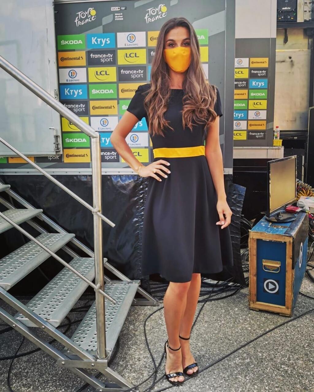 Krásna Valentine pracuje vo Francúzsku ako modelka. Rada cestuje a má rada rýchle autá.