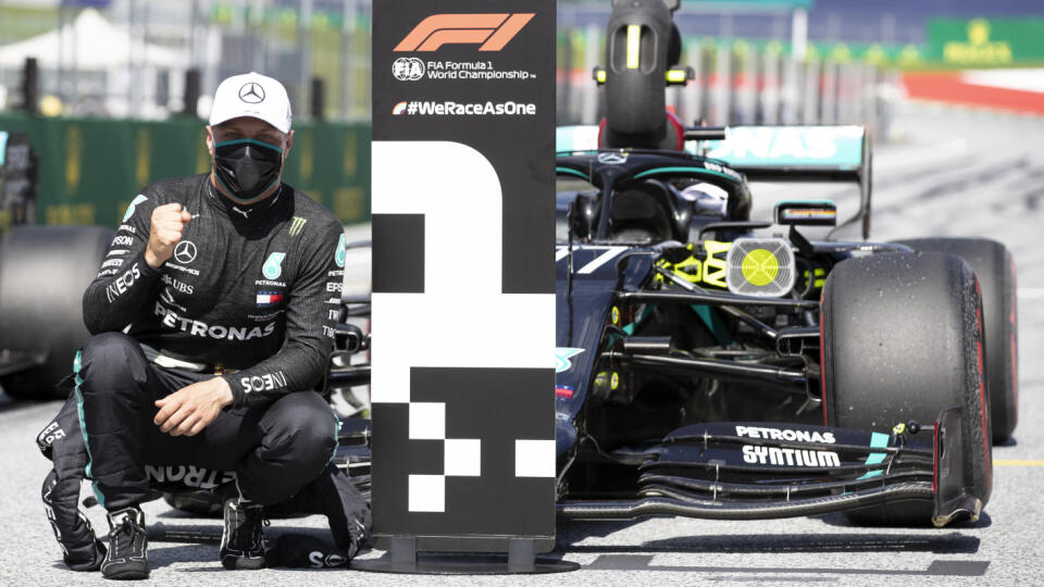 Fín Valtteri Bottas na Mercedese sa teší po tom, čo si vybojoval prvú pole position v kvalifikácii na Veľkú cenu Rakúska v posunutej a skrátenej sezóne F1 v Spielbergu 4. júla 2020.