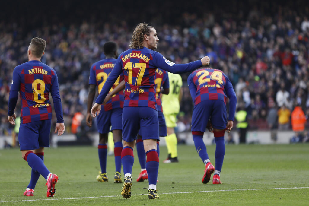 JB 45 Barcelona - Hráč Barcelony Antoine Griezmann oslavuje úvodný gól do bránky Getafe vo futbalovom zápase španielskej ligy La Liga FC Barcelona - Getafe CF v Barcelone 15. februára 2020. FOTO TASR/AP
Barcelona's Antoine Griezmann celebrates after scoring his side's opening goal during a Spanish La Liga soccer match between Barcelona and Getafe at the Camp Nou stadium in Barcelona, Spain, Saturday Feb. 15, 2020. (AP Photo/G.Garin)