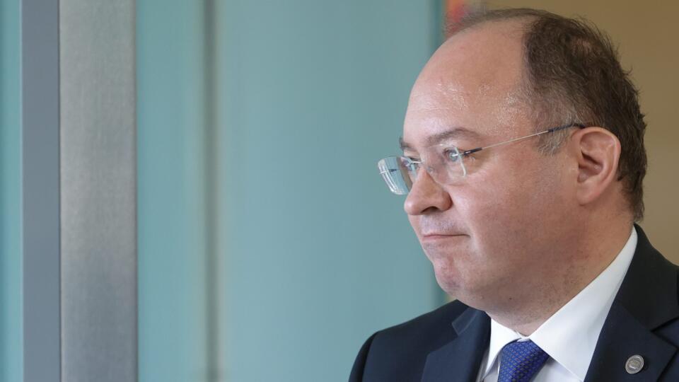 JB 9 Luxemburg - Rumunský minister zahraničných vecí Bogdan Aurescu odchádza po stretnutí ministrov zahraničných vecí EÚ v sídle Európskej rady v Luxemburgu 11. apríla 2022. O koordinácii postojov voči ruskej agresii a jej dopadom na Európu sa rokovalo aj s ministrami zahraničných vecí Nórska a Islandu. FOTO TASR/AP
Romanian foreign Minister Bogdan Aurescu leaves after a meeting of EU foreign ministers at the European Council building in Luxembourg, Monday, April 11, 2022. European Union for
