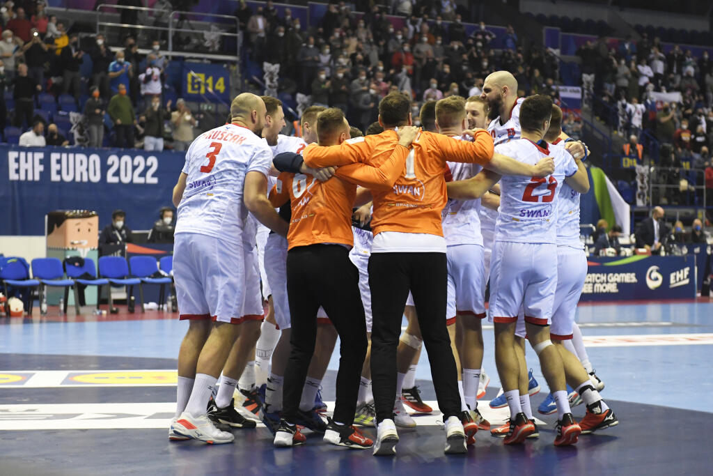 Na snímke hráči Slovenska sa tešia po výhre 31:26 v zápase základnej F-skupiny majstrovstiev Európy.