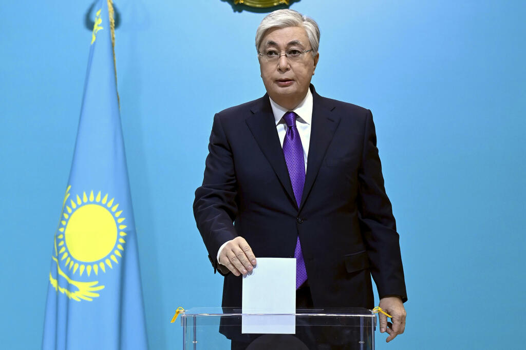 PK 118 Astana - Na snímke súčasný kazašský prezident Kasym-Žomart Tokajev odovzdáva hlasovací lístok vo volebnej miestnosti počas predčasných prezidentských volieb v kazašskej Astane 20. novembra 2022. Obyvatelia Kazachstanu si v nedeľu v predčasných voľbách volia prezidenta. Očakáva sa, že voliči by vo funkcii mali potvrdiť súčasnú hlavu štátu Kasyma-Žomarta Tokajeva. FOTO TASR/AP

In this handout photo released by Kazakhstan's President Press Office, Kazakhstan's President Kassym-Jomart Tokaye