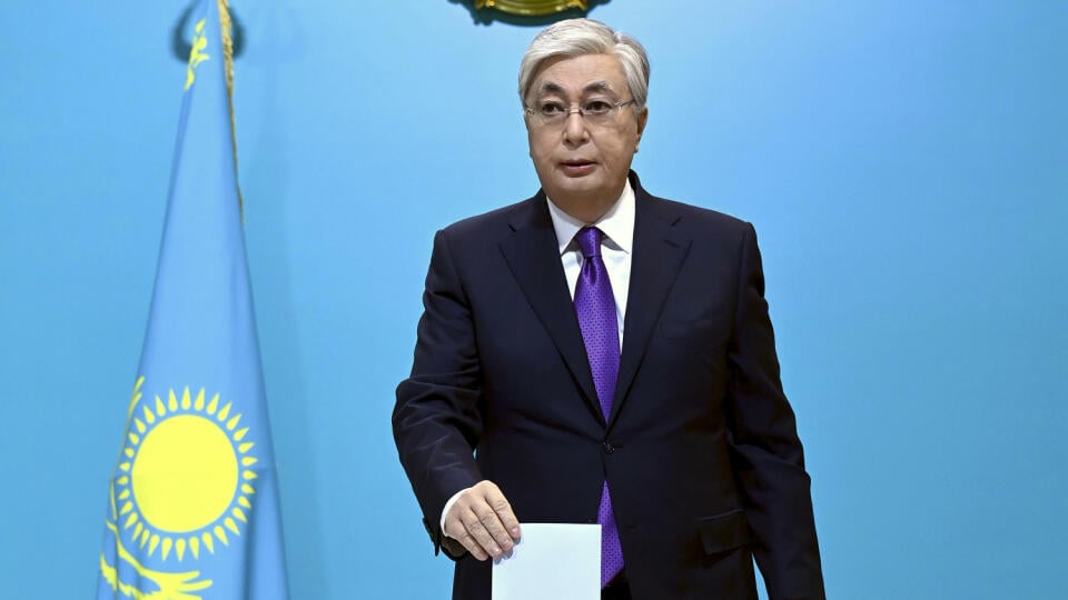 PK 118 Astana - Na snímke súčasný kazašský prezident Kasym-Žomart Tokajev odovzdáva hlasovací lístok vo volebnej miestnosti počas predčasných prezidentských volieb v kazašskej Astane 20. novembra 2022. Obyvatelia Kazachstanu si v nedeľu v predčasných voľbách volia prezidenta. Očakáva sa, že voliči by vo funkcii mali potvrdiť súčasnú hlavu štátu Kasyma-Žomarta Tokajeva. FOTO TASR/AP
In this handout photo released by Kazakhstan's President Press Office, Kazakhstan's President Kassym-Jomart Tokaye