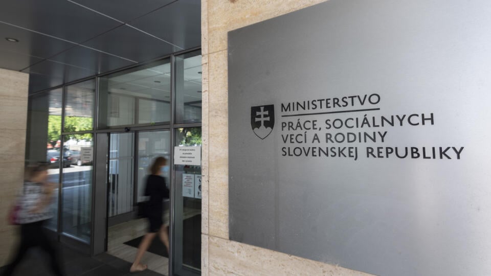 Na snímke tabuľa s nápisom na budove, v ktorej sídli Ministerstvo práce, sociálnych vecí a rodiny SR na Špitálskej ulici v Bratislave 13. júla 2020. FOTO TASR - Jaroslav Novák