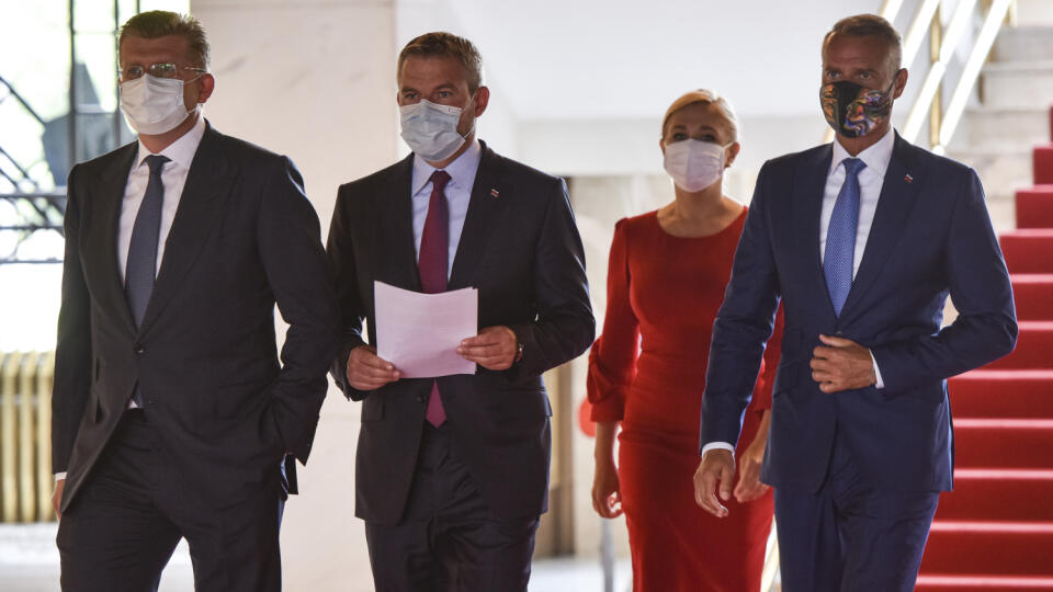 Na snímke podpredsedovia strany SMER - sociálna demokracia zľava Peter Žiga, Peter Pellegrini, Denisa Saková a Richard Raši počas príchodu na tlačový brífing k aktuálnej politickej situácii 26. mája 2020 v Bratislave. Podpredseda Smeru-SD Peter Pellegrini vyzval predsedu strany Roberta Fica na odchod z čela Smeru-SD. FOTO TASR - Pavol Zachar