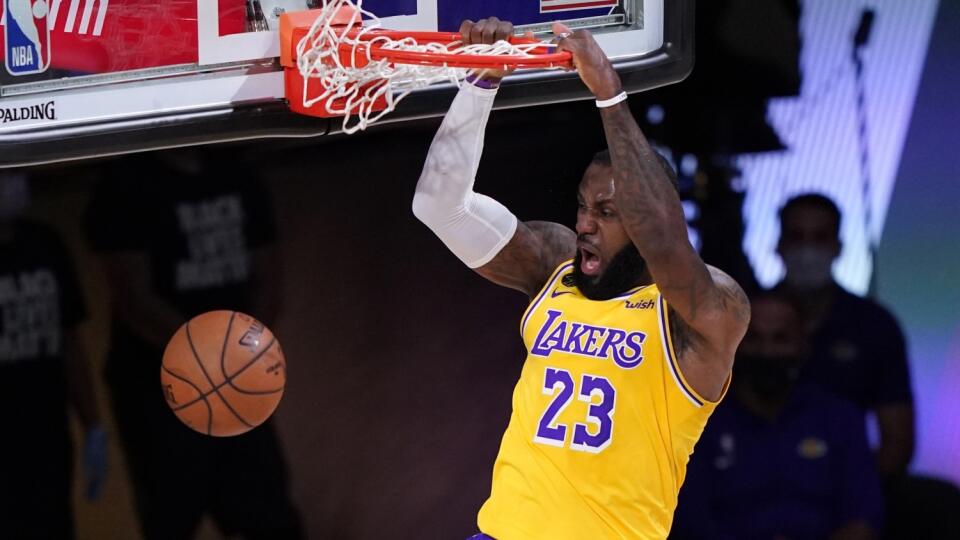 EBE 7 Lake Buena Vista - Na snímke hráč LA Lakers LeBron James zaznamenal 15 bodov, 12 asistencií a 6 doskokov v prvom zápase finále Západnej konferencie play off basketbalovej NBA Los Angeles Lakers - Denver Nuggets (126:114) v Lake Buena Vista na Floride v noci na 19. septembra 2020. FOTO TASR/AP
Los Angeles Lakers forward LeBron James dunks against the Denver Nuggets during the first half an NBA conference final playoff basketball game Friday, Sept. 18, 2020, in Lake Buena Vista, Fla. (AP Pho