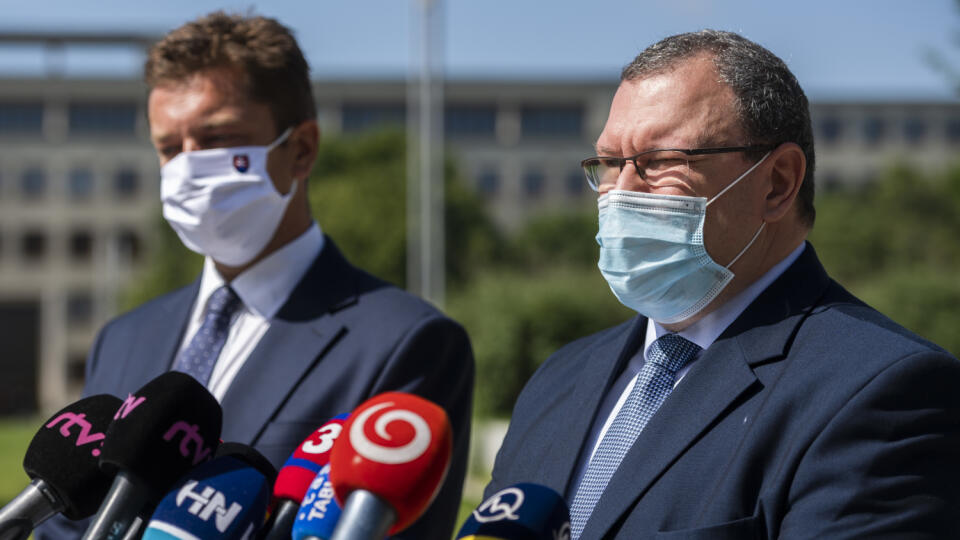 Na snímke zľava minister dopravy a výstavby SR Andrej Doležal a generálny riaditeľ Sekcie cestnej dopravy a pozemných komunikácií Ministerstva dopravy a výstavby (MDV) SR Peter Varga
počas tlačovej konferencie k aktuálnym informáciám o stavbe obchvatu Bratislavy D4R7 v Bratislave 3. júna 2020. FOTO TASR - Jaroslav Novák