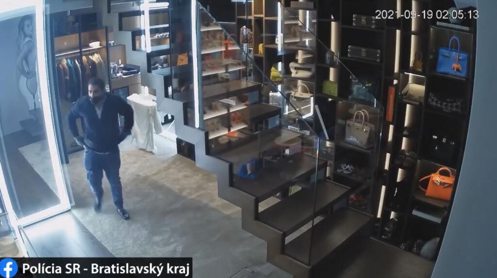 Polícia zverejnila zábery z krádeže bytu v Starom Meste. Podľa záberov a Cibulkovej podobizne na stene je zrejmé, že ide o byt bývalej tenistky.