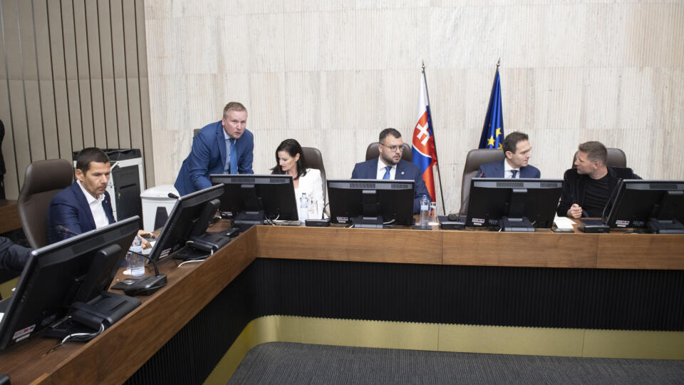 V popredí sprava vedúci úradu vlády Michal Luciak, premiér Ľudovít Ódor, štátny tajomník ministerstva vnútra Martin Krtalovič, generálna riaditeľka Sekcie krízového riadenia Ministerstva vnútra Michela Kaňová a prezident Policajného zboru Štefan Hamran počas zasadnutia Ústredného krízového štábu v Bratislave.