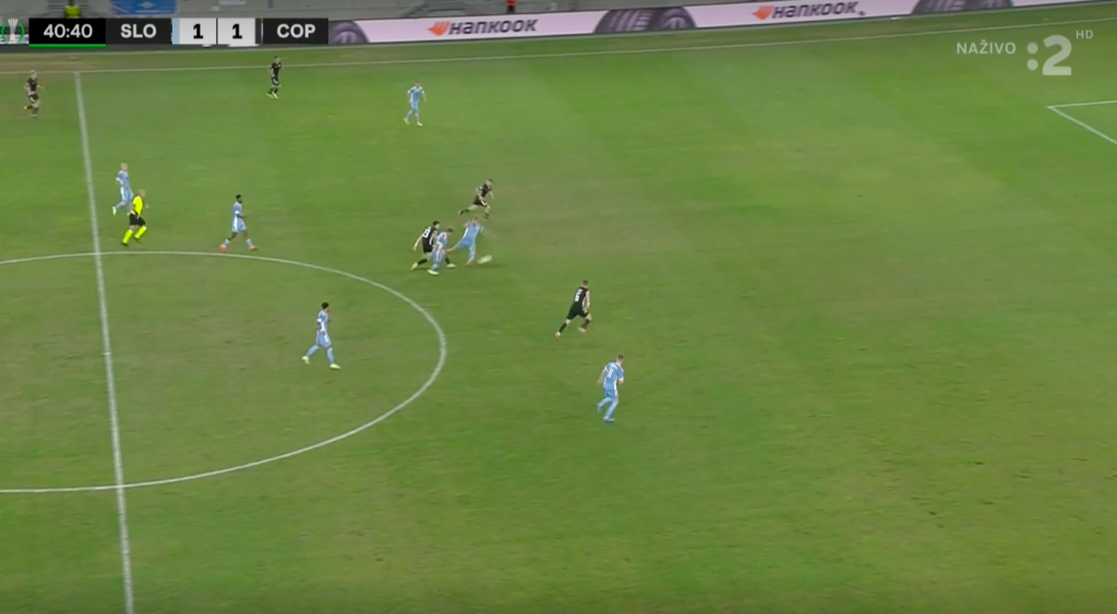 Aj táto situácia bola sporná. Hráči Slovana sa totiž dožadovali postavenia mimo hru, v ktorom mal byť v momente prihrávky útočník Kodane.