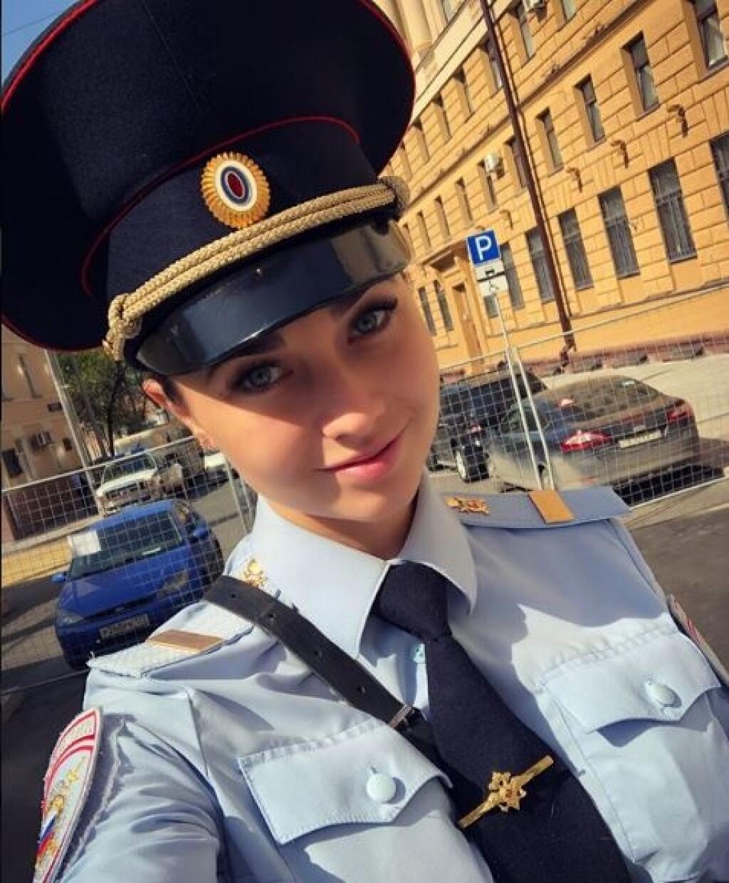 Krásnej členke moskovskej jazdnej policajtke chuligáni hádžu kvety ku nohám.