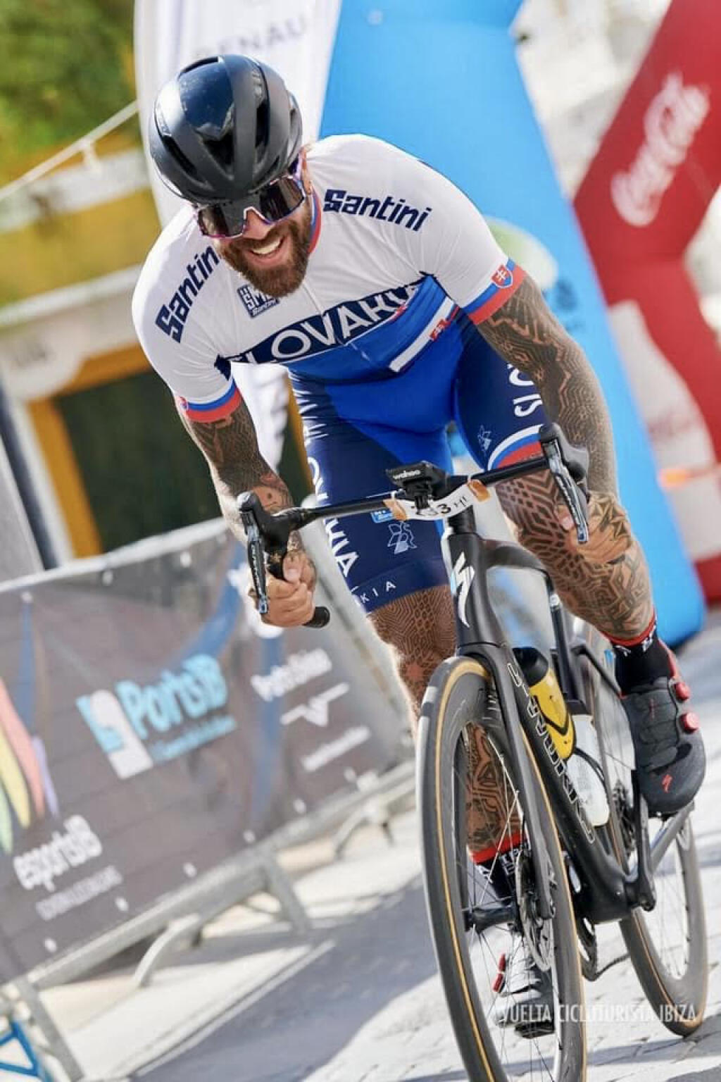 „Bavilo ma behať a bicyklovať, potom som skočil do vody a bol z toho triatlon. Ale hlavný dôvod, pre ktorý som sa doň zamiloval, je ten, že je slobodný a môžem ho robiť kde chcem, s kým chcem a kedy chcem,“ povedal bývalý futbalista na margo jeho vzťahu k triatlonu.