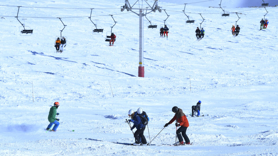 Pod Lomnickým sedlom 2 190 m n. m. vo Vysokých Tatrách sa nachádza najvyššie situovaná zjazdovka na Slovensku. V Tatranskej Lomnici 25. februára 2022. FOTO TASR – Milan Kapusta
