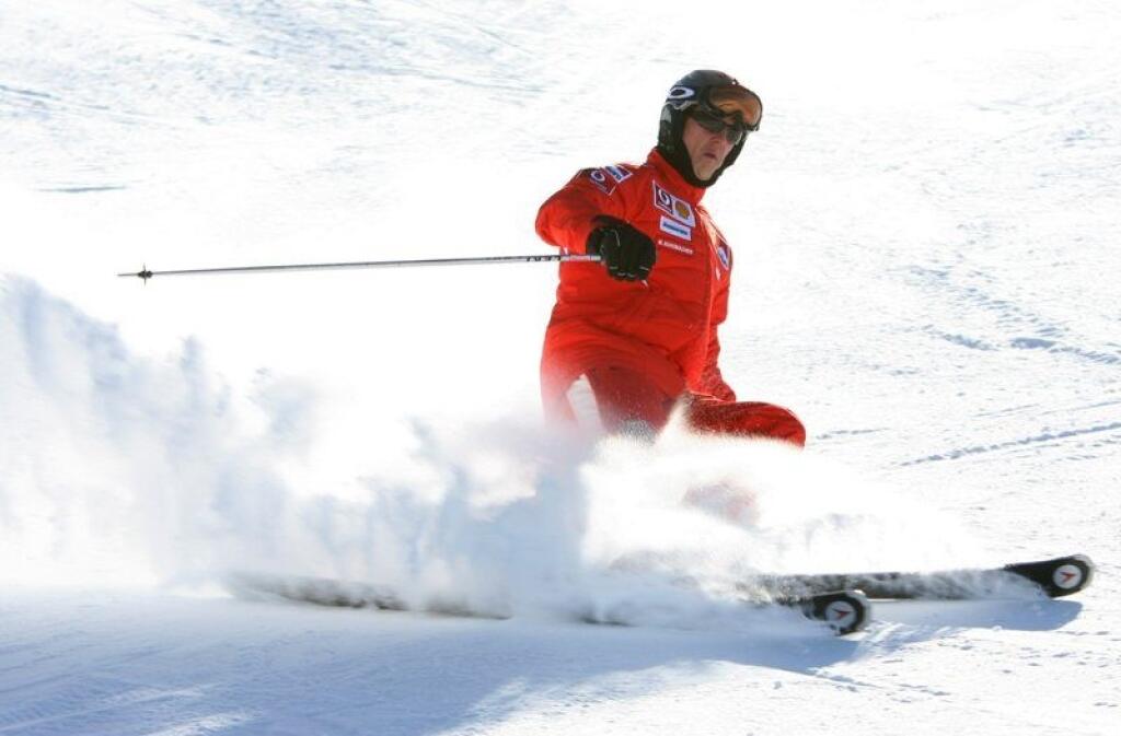 ŠPECIÁLNA PRILBA: Michael Schumacher si vlastný pád zachytil na kameru.