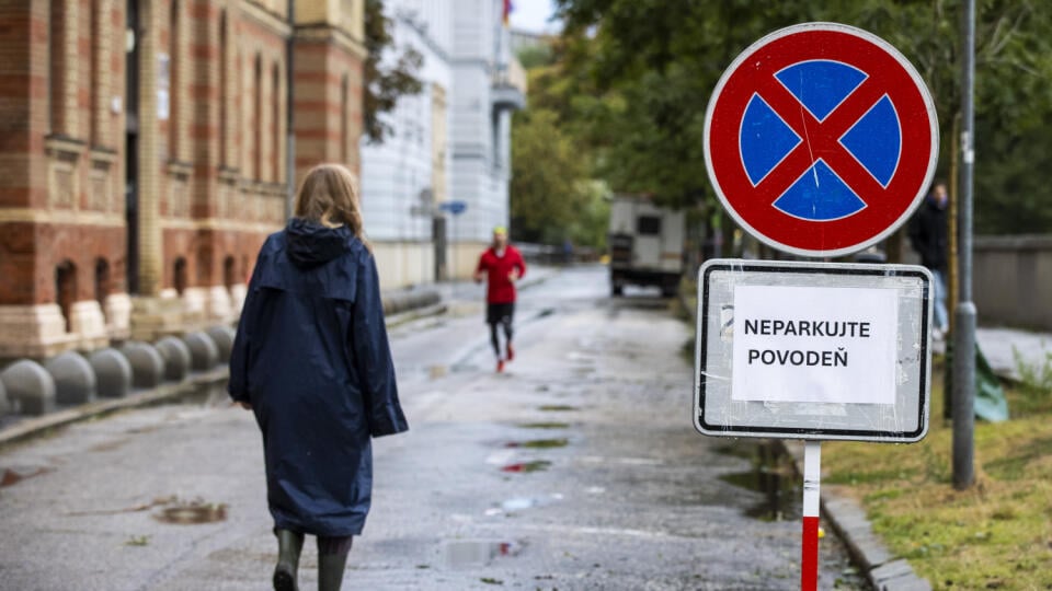 Počasie na Slovensku. Na snímke je stavanie protipovodňových zábran na Fajnorovom nábreží v Bratislave.