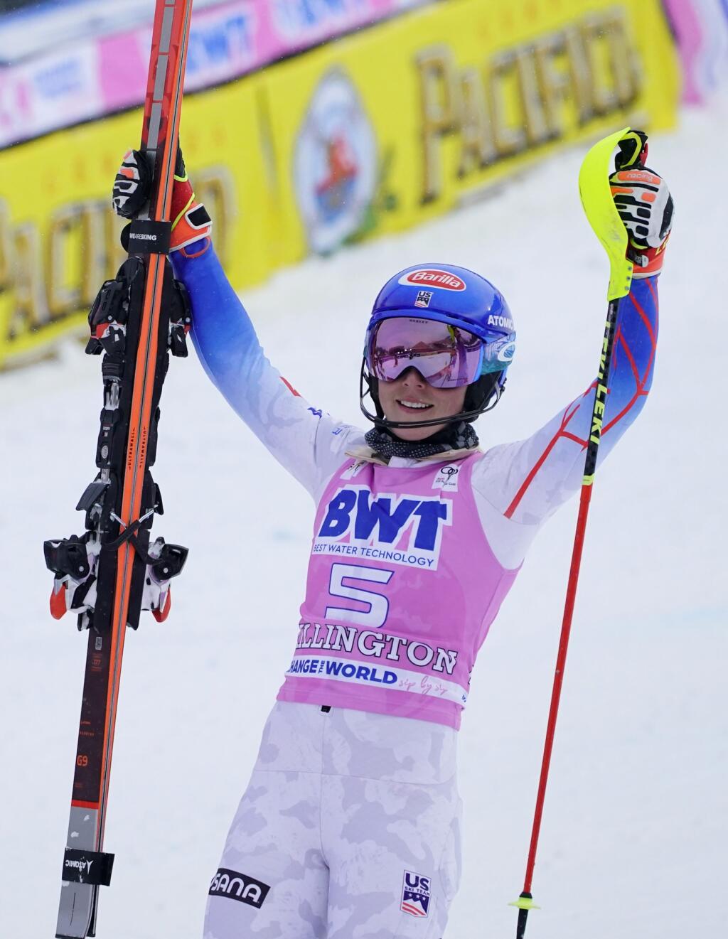 Emócie naplno doľahli na hviezdnu Shiffrinovú po niekoľkých minútach od dojazdu do cieľa, keď zasadla na víťazný trón.