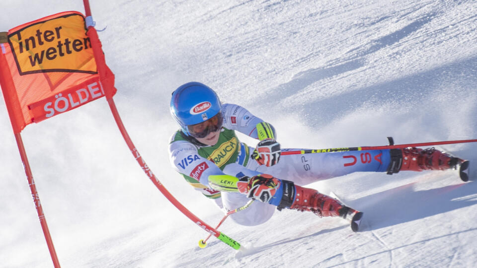 Američanka Mikaela Shiffrinová počas prvého kola obrovského slalomu Svetového pohára alpských lyžiarok na ľadovci Rettenbach v rakúskom Söldene v sobotu 23. októbra 2021. FOTO TASR - Martin Baumann