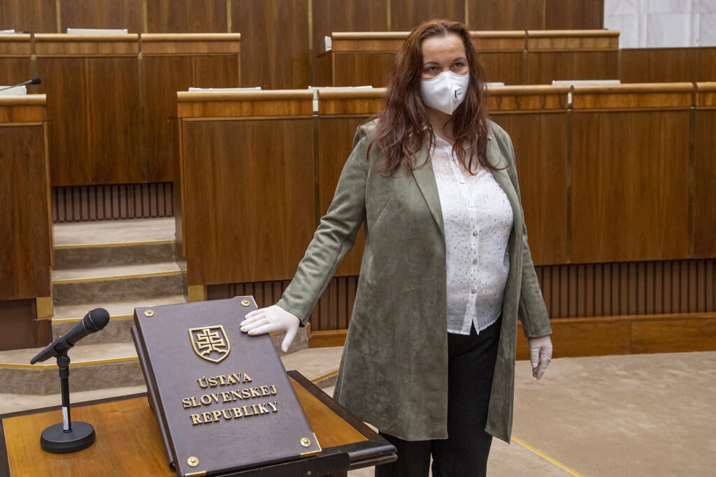 Na snímke Eva Horváthová (OĽaNO) s ochranným rúškom na tvári a rukavicami skladá poslanecký sľub počas ustanovujúcej schôdze Národnej rady Slovenskej republiky (NR SR) VIII. volebného obdobia 20. marca 2020 v Bratislave. FOTO TASR - Michal Svítok 
