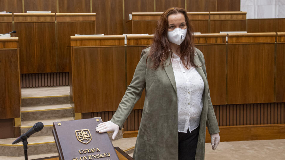 Na snímke Eva Horváthová (OĽaNO) s ochranným rúškom na tvári a rukavicami skladá poslanecký sľub počas ustanovujúcej schôdze Národnej rady Slovenskej republiky (NR SR) VIII. volebného obdobia 20. marca 2020 v Bratislave. FOTO TASR - Michal Svítok