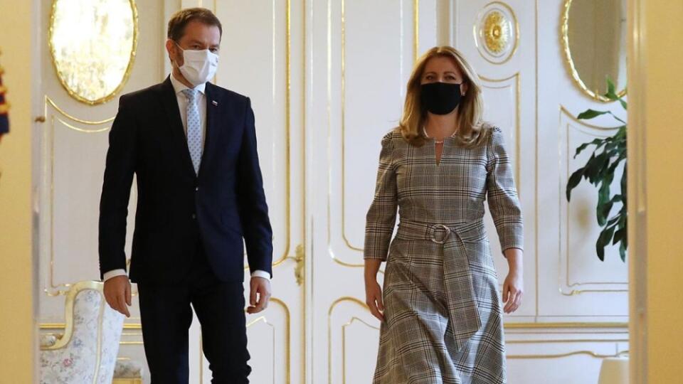 Prezidentka Zuzana Čaputová v sivých šatách.