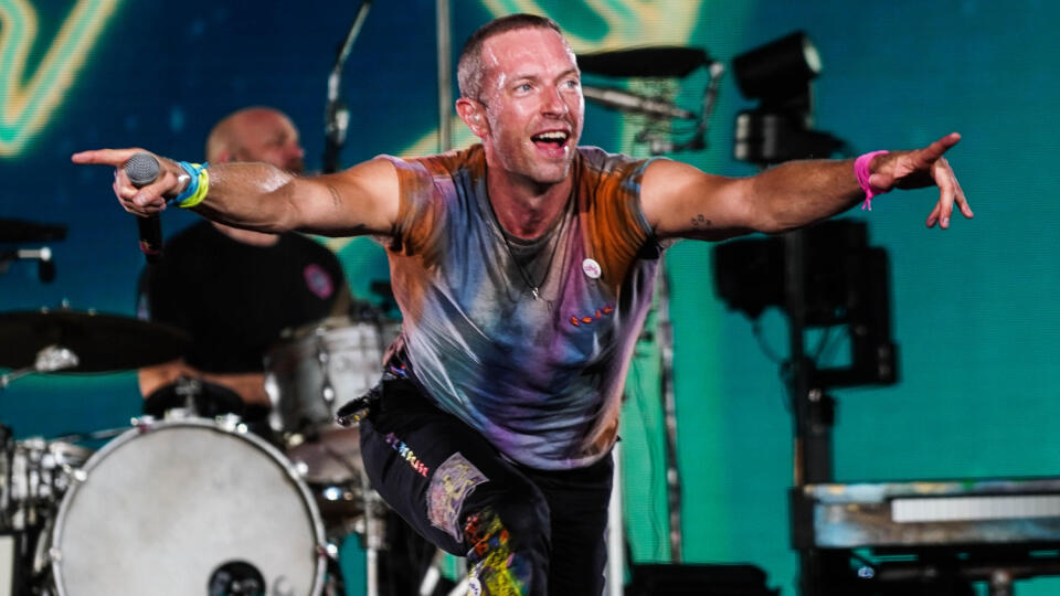 Spevák britskej skupiny Coldplay Chris Martin vystupuje na koncerte na štadióne Diega Armanda Maradonu v Neapole v stredu 21. júna 2023.