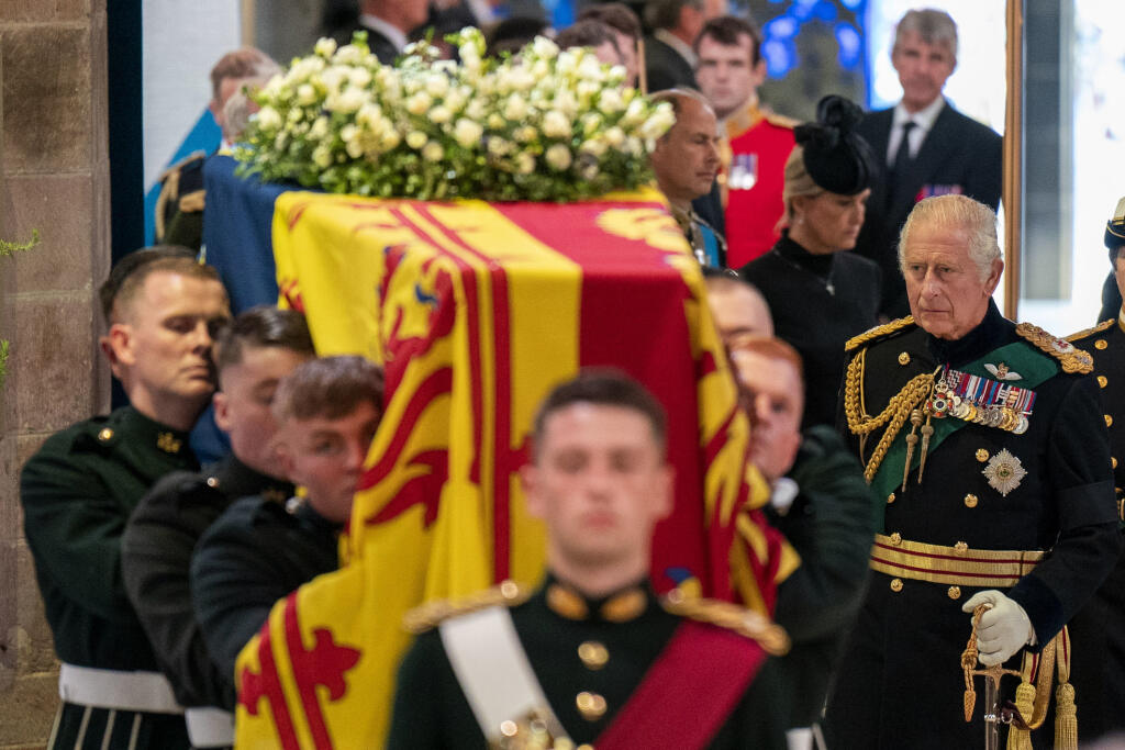 Britský kráľ Karol III. (vpravo) kráča za rakvou s pozostatkami svojej matky - britskej kráľovnej Alžbety II. - v Katedrále svätého Egídia v škótskom Edinburghu v pondelok 12. septembra 2022.