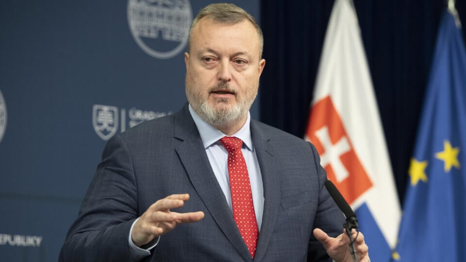 Na snímke minister práce, sociálnych vecí a rodiny SR Milan Krajniak (Sme rodina) počas tlačovej konferencie po rokovaní vlády 7. decembra v Bratislave. Slovenská vláda v stredu odsúhlasila pilotné zmluvy s investormi BWSG a Kooperativa na zabezpečenie 9000 nájomných bytov v hodnote približne 1,5 miliardy eur. FOTO TASR - Pavel Neubauer