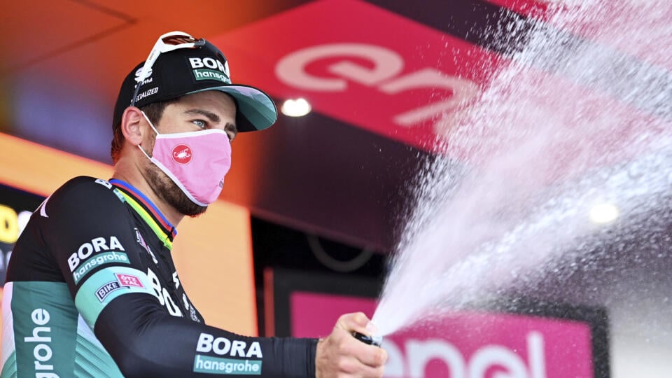 JB 24 Tortoreto - Slovenský cyklista Peter Sagan oslavuje na pódiu so šampanským po jeho víťazstve 10. etapy cyklistických pretekov Giro d'Italia na trati Lanciano - Tortoreto dlhej 177 km, v Tortorete 13. októbra 2020.  FOTO TASR/AP 

Peter Sagan celebrates on the podium after winning the tenth stage of the Giro d'Italia cycling race from Lanciano to Tortoreto, Italy, Tuesday, Oct. 13, 2020. (Massimo Paolone/LaPresse via AP)