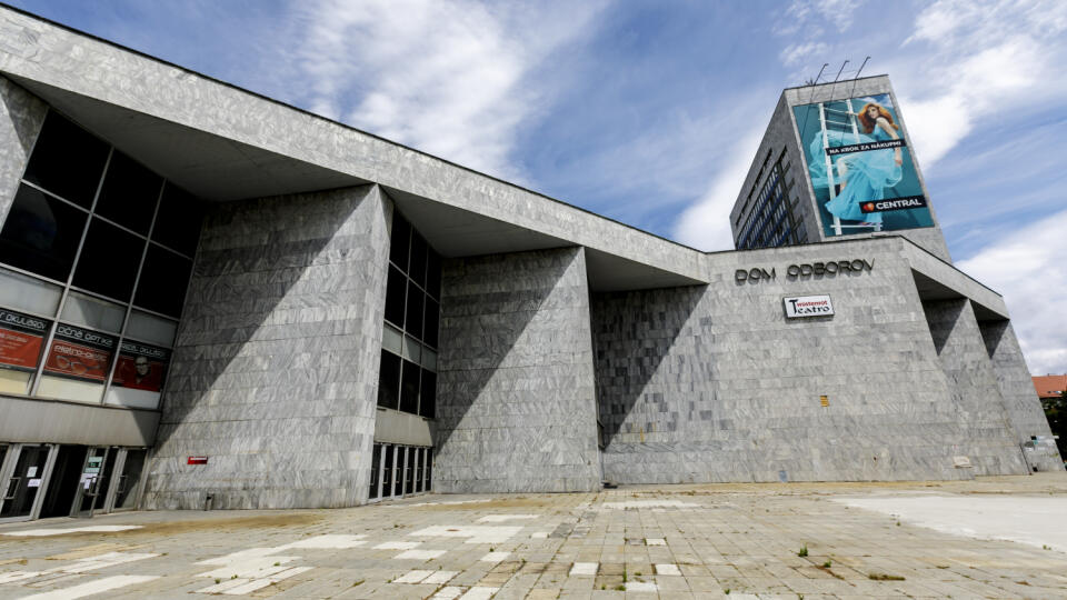Na snímke exteriér Domu odborov na bratislavskom Trnavskom mýte, kde developer Immocap Group predstavil svoj zámer investičného projektu Nový Istropolis v Bratislave 16. júla 2020. Ten má do lokality priniesť moderné multifunkčné kultúrno-spoločenské centrum s kapacitou 3000 miest na sedenie. FOTO TASR - Dano Veselský