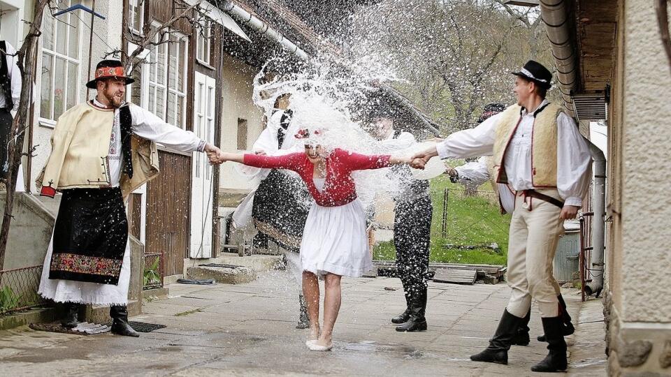 Počas Veľkej noci nesmie chýbať oblievačka a šibačka. 
