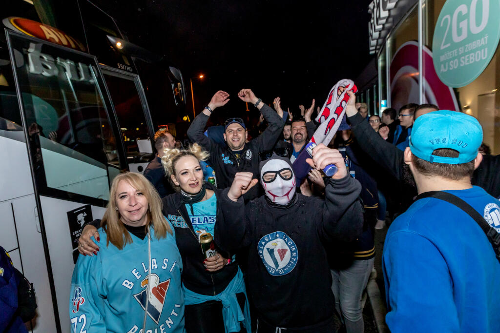 Hokejisti HC Slovan Bratislava zvíťazili v šiestom zápase finále Kaufland play off Tipos extraligy 2021/2022 a získali titul majstra SR. Šiesty zápas vyhrali s HK Nitra 5:2 a celú sériu 4:2 na zápasy. Na snímke oslavujú hráči s fanúšikmi na benzínovej pumpe v Zelenči.