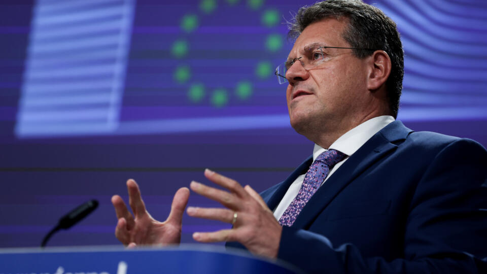 KK4 Brusel - Podpredseda Európskej komisie pre medziinštitucionálne vzťahy a strategický výhľad Maroš Šefčovič hovorí počas tlačovej konferencie v sídle EÚ v Bruseli 19. októbra 2020. Európska komisia (EK) prijala v pondelok svoj pracovný program na rok 2021, ktorého cieľom je zabezpečiť zdravšiu, spravodlivejšiu a prosperujúcejšiu Európu a urýchliť dlhodobú transformáciu jej hospodárstva na zelenšie a pripravené na digitálny vek. Program pomáhal šéfke EK Ursule von der Leyenovej pripraviť podpr