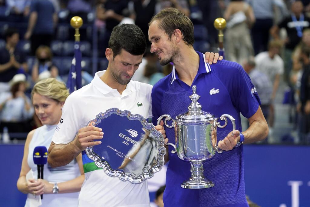 KK8 New York - Ruský tenista Daniil Medvedev (vpravo) pózuje s trofejou po víťazstve nad Srbom Novakom Djokovičom (vľavo) vo finále mužskej dvojhry na grandslamovom turnaji US Open 12. septembra 2021 v New Yorku. Ruský tenista Daniil Medvedev sa stal víťazom mužskej dvojhry na US Open a získal prvý grandslamový titul v kariére. Vo finále zvíťazil po životnom výkone ako nasadená dvojka nad turnajovou jednotkou Srbom Novakom Djokovičom 6:4, 6:4, 6:4 a prekazil mu kalendárny Grand Slam. FOTO TASR/A