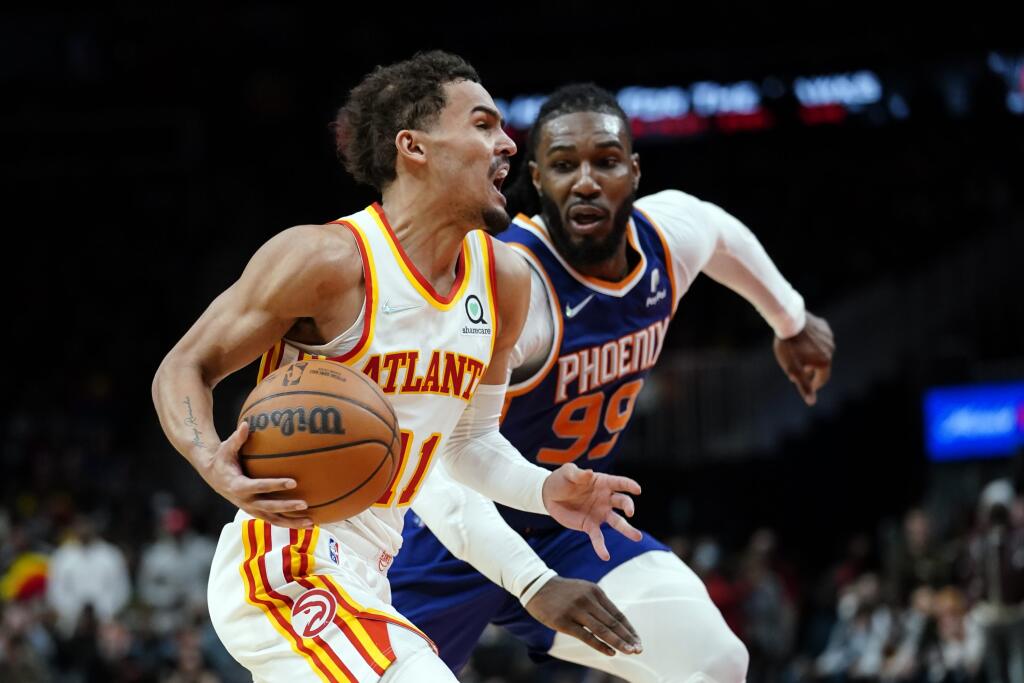 JB 2 Atlanta - Hráč Atlanty Hawks Trae Young (vľavo) dribluje s loptou cez Jaea Crowdera z Phoenixu Suns v basketbalovom zápase zámorskej NBA v Atlante 3. februára 2022. FOTO TASR/AP
Atlanta Hawks guard Trae Young (11) drives past Phoenix Suns forward Jae Crowder (99) during the second half of an NBA basketball game Thursday, Feb. 3, 2022, in Atlanta. (AP Photo/John Bazemore)