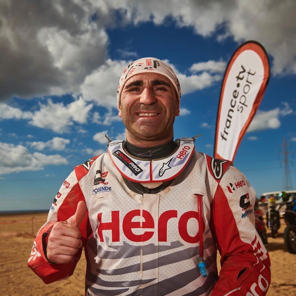 Portugalský motocyklista Paulo Goncalves (40) zahynul počas nedeľnej 7. etapy Rely Dakar. Podľa oficiálneho webu podujatia mal po 276 kilometroch trasy z Rijádu do Wadi Al-Dawasiru nehodu.