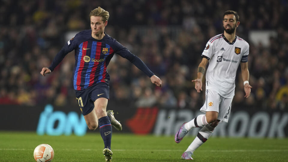 JB 31 Barcelona - Hráč Barcelony Frenkie de Jong (vľavo) bojuje o loptu s Facundom Pellistrim z Manchesteru United vo futbalovom zápase play off o osemfinále Európskej ligy FC Barcelona - Manchester United v Barcelone 16. februára 2023. FOTO TASR/AP
Barcelona's Frenkie de Jong, left, and Manchester United's Facundo Pellistri fight for the ball during the Europa League playoff first leg soccer match between Barcelona and Manchester United at the Camp Nou stadium in Barcelona, Spain, Thursday, Fe