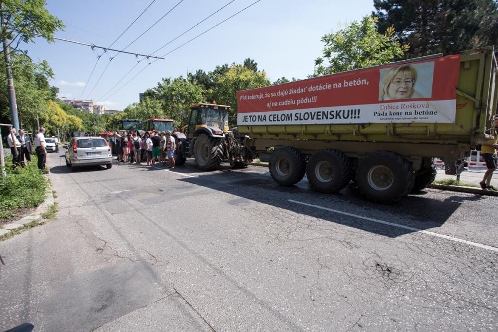Protest farmárov pred Úradom vlády SR