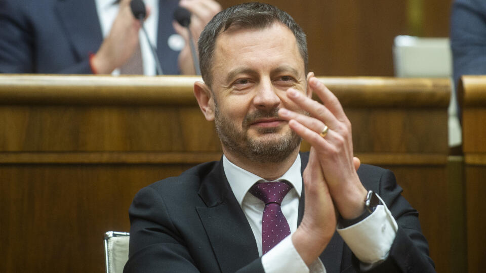 Na snímke dočasne poverený predseda vlády SR Eduard Heger (OĽANO) oslavuje po schválení štátneho rozpočtu na budúci rok počas rokovania 78. schôdze parlamentu 22. decembra 2022 v Bratislave. FOTO TASR - Jakub Kotian