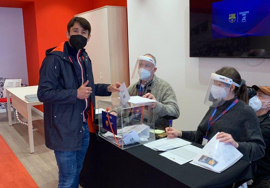 Zahlasovať prišiel aj bývalý útočník Barcelony Bojan Krkič