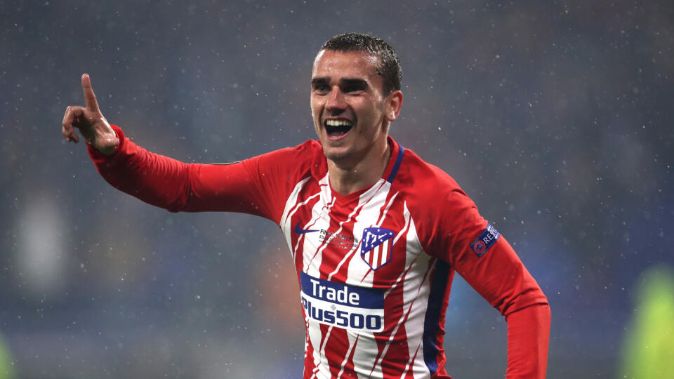 Španielsky futbalový klub FC Barcelona údajne v piatok aktivuje výkupnú klauzulu v zmluve útočníka Antoinea Griezmanna s Atleticom Madrid.