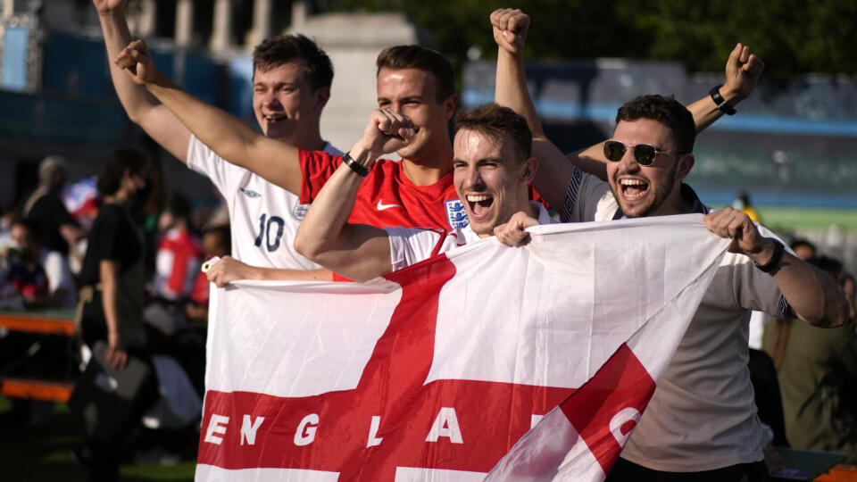 JB 39 Londýn - Anglickí fanúšikovia držia národnú zástavu a skandujú na námestí Trafalgar Square v Londýne 7. júla 2021 pred zápasom semifinále Anglicko - Dánsko na EURO 2020 vo futbale. FOTO TASR/AP

England fans hold a flag and cheer in Trafalgar Square in London, Wednesday, July 7, 2021, ahead of the Euro 2020 soccer championship semifinal match between England and Denmark which will be played at Wembley Stadium in London. (AP Photo/Matt Dunham)