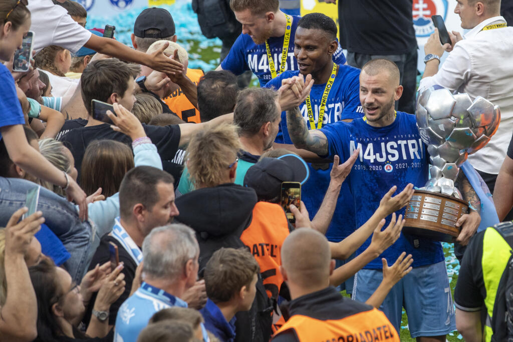 Na snímke futbalisti Slovana Bratislava , ktorý oslavujú zisk 4. titulu Fortuna ligy za sebou.