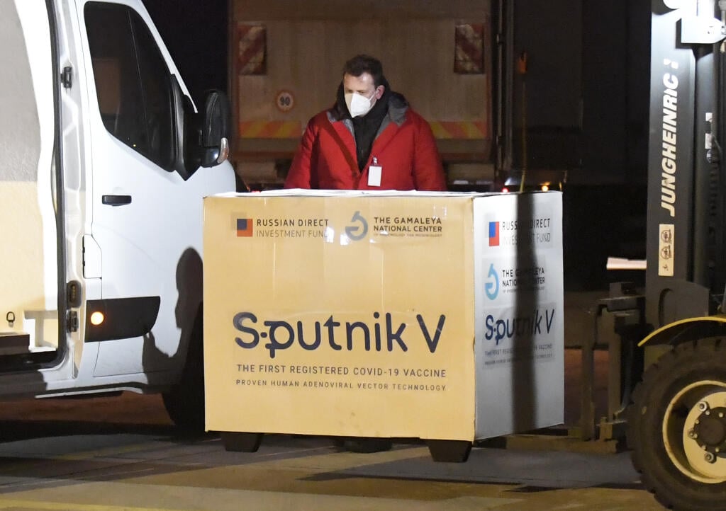 Slovensko nakúpi dva milióny kusov ruskej vakcíny Sputnik V. Premiér Igor Matovič (OĽANO) o tom informoval z košického letiska, kde priviezli prvú dodávku. Minister zdravotníctva Marek Krajčí (OĽANO) potvrdil, že očkovanie vakcínou bude dobrovoľné a bez obmedzenia veku. Začať by sa mohlo najskôr o dva týždne. Košice 1. marca 2021. FOTO TASR - František Iván