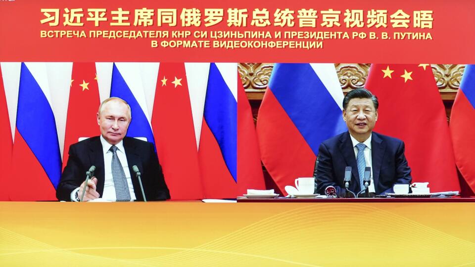 EBE 7 Peking - Na snímke zľava ruský prezident Vladimir Putin v Moskve s čínskym prezidentom Si Ťin-pchingom v Pekingu počas virtuálneho mítingu 15. decembra 2021. Čínsky prezident Si Ťin-pching poďakoval ruskému prezidentovi Vladimirovi Putinovi za to, že odolal pokusom o