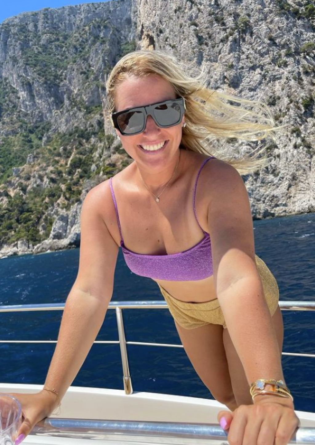 Dominika Cibulková je extravagantná a rada sa svojim fanúšikom ukazuje aj v takýchto pózach.