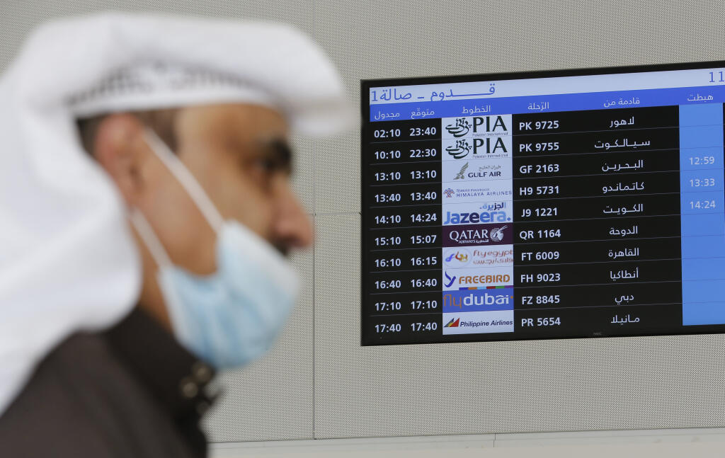 KK41 Rijád - Na snímke Saudskoarab čaká na príĺet svojich príbuzných z Kataru lietadlom leteckej spoločnosti Qatar Airways pred príletovou tabuľou na letisku v saudskoarabskom meste Rijád 11. januára 2021. Katar a Saudská Arábia obnovili v pondelok letecké spojenie. Uviedli to letecké spoločnosti z oboch krajín. Ide o významný krok smerom k 