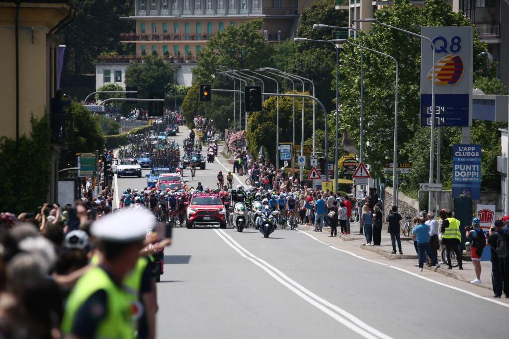 Štart 20. etapy Giro d´Italia vyvolal v mestečku Verbania-Valle Spluga ošiaľ. Stovky fanúšikov vyprevádzali cyklistov na 164-kilometrovú trať.