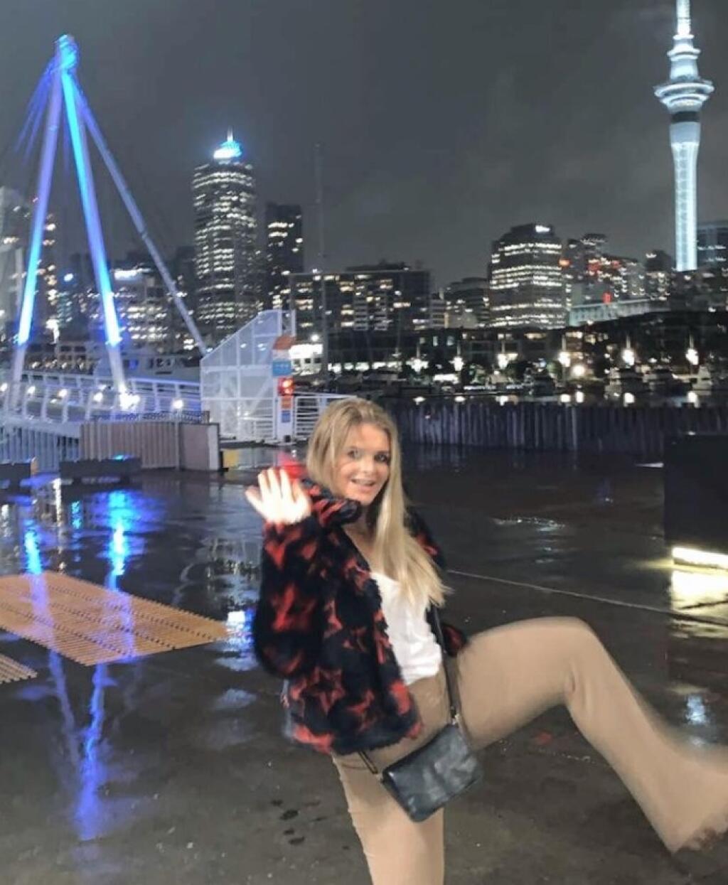Alice Robinsonová ukázala, že pod kombinézou skrýva sexi telo.